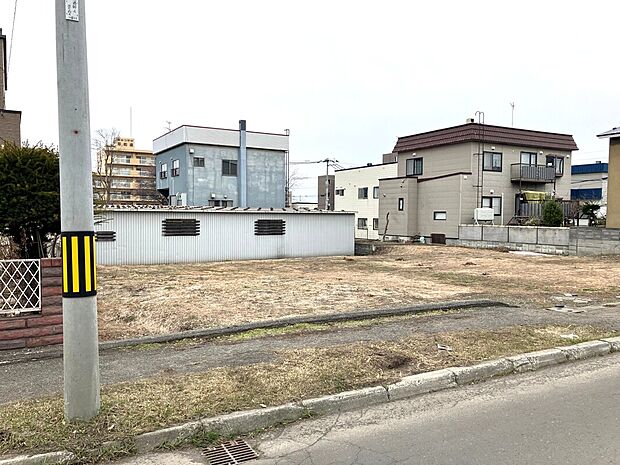 【【区画1】左から撮影】前面道路が11ｍあり、冬道も安心です（2026年4月撮影）