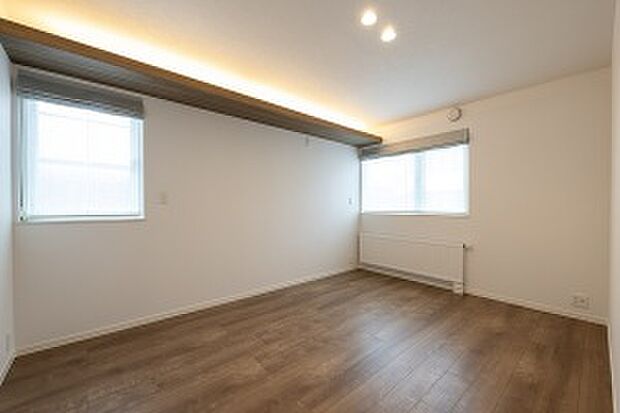 【【NO.5】主寝室】間接照明に癒される主寝室。2面採光で日中は明るい空間に（2025年8月撮影）