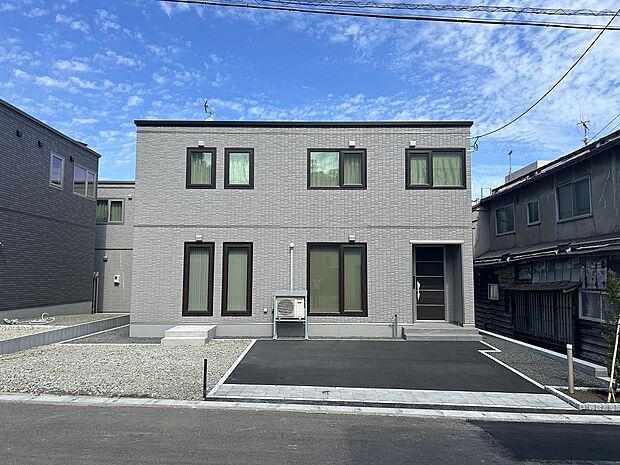 【【No.5】外観】ライトグレーの外壁にブラウンの窓サッシをあわせた外観（2025年8月撮影）