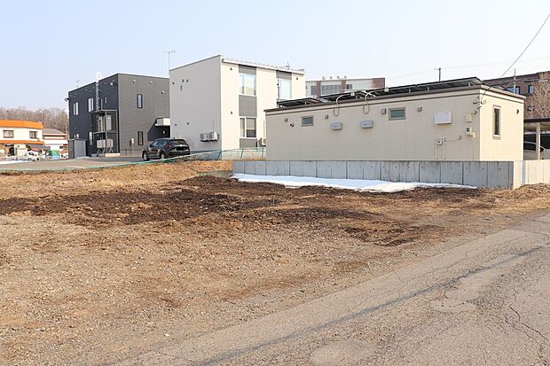 【【区画1】左から撮影】南側の隣家が平屋のため日当たり良好です(2026年3月撮影)