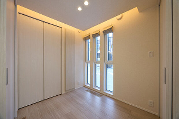 【洋室1】2.8帖の洋室1。トールタイプの窓から光を取り込みます(2026年2月撮影)