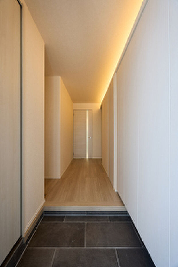 【玄関】まっすぐ伸びるノイズレスな玄関。間接照明が洗練された空間を演出(2026年2月撮影)