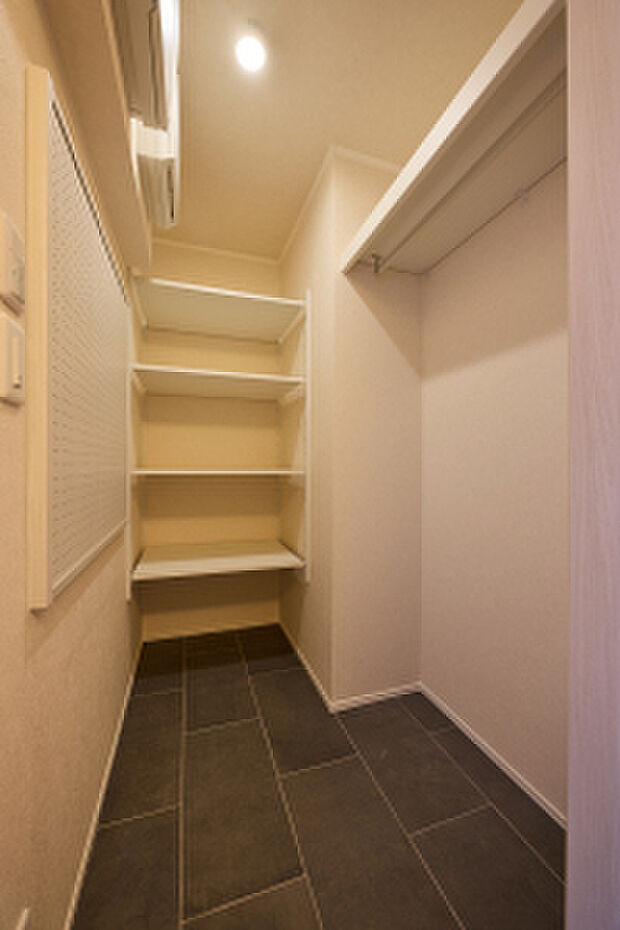 【玄関クローク】ガレージキット・キャンプギアなどを存分に収納できる、タイル仕上げの玄関クローク（2026年2月撮影）
