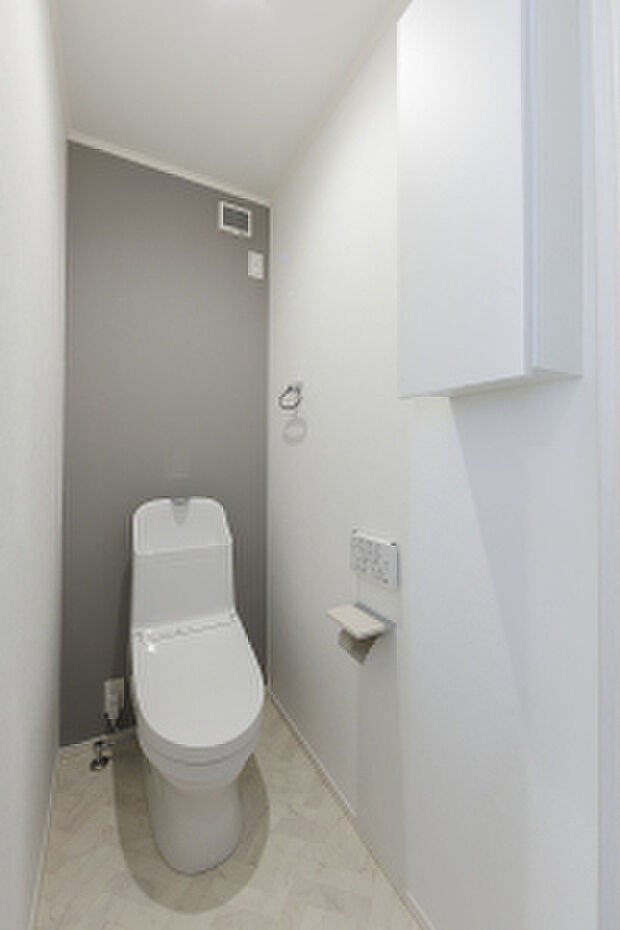 【2階トイレ】2階にもトイレをご用意。あえて照明を落とし、落ち着いた空間を演出(2026年7月撮影)