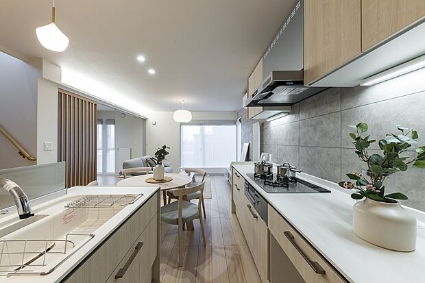 【キッチン】2列対面型キッチンは作業台が広く使い勝手◎(2025年11月撮影)