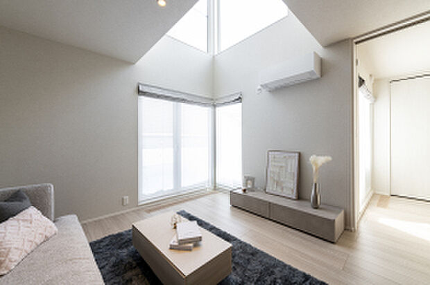 【リビング】吹抜けと大開口のコーナー窓から光が射し込むリビング(2026年2月撮影)