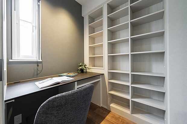 【書斎】独立した書斎付き！集中できる環境で在宅ワークや趣味の時間に没頭できます♪（2025年5月撮影）