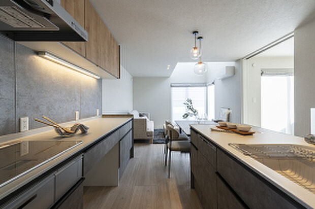 【キッチン】作業スペースが広いII型キッチン。食器洗い乾燥機とワイドな収納を完備(2026年2月撮影)