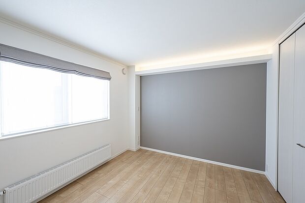 【主寝室】アクセントクロスと間接照明により安らぎの空間を演出した主寝室（2024年3月撮影）
