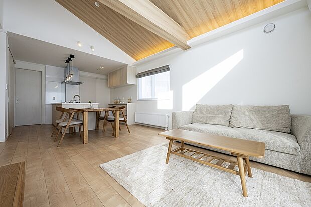 【LDK】ダイニング上部まで木目天井を施した一体感のあるLDK(2024年3月撮影)