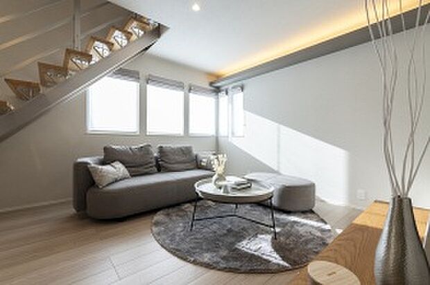 【リビング】コーナーに設けた開口からたっぷりの光が差し込む明るいリビング（2025年12月撮影）