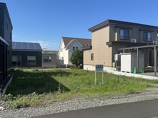 【左側から撮影】小学校まで徒歩9分、中学校まで徒歩17分(2025年7月撮影)