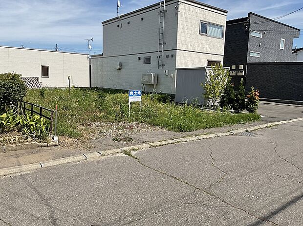 【左側から撮影】JR根室本線「札内」駅徒歩12分の嬉しい立地！（2025年7月撮影）