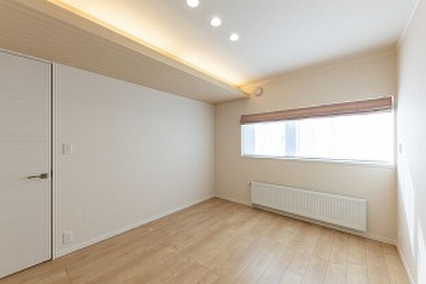 【【No.1】主寝室】間接照明の柔らかい光に癒される主寝室（2023年10月撮影）