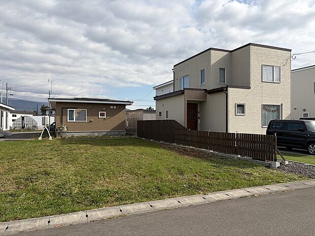 【左から撮影】間口が14m以上あり、お車2台を並列に駐車可能です（2025年10月撮影）