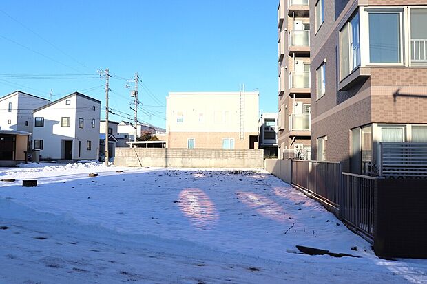 【区画2】正面：153.84m2(46.53坪)の北東入りの宅地（2025年12月撮影）