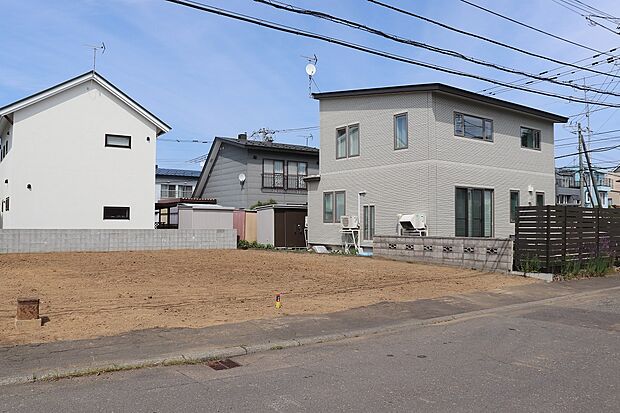 【左から撮影】前面道路が8ｍあり、冬道も安心です◎（2025年6月撮影）