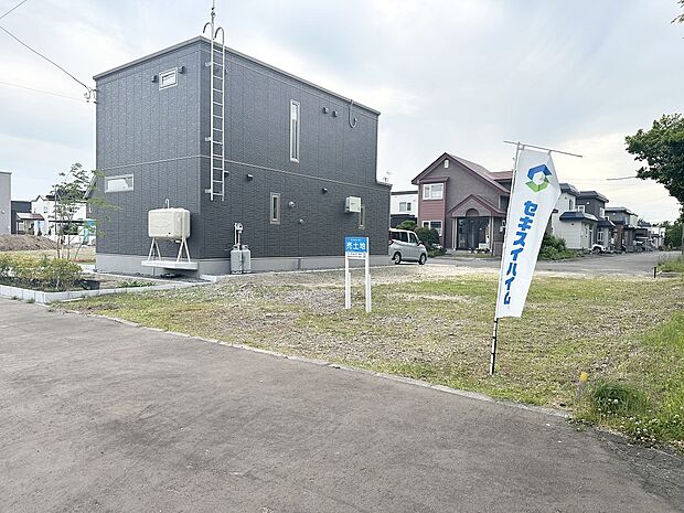【【区画１】右側から撮影】前面道路が８ｍ以上あり、冬の道も安心です（2025年6月撮影）