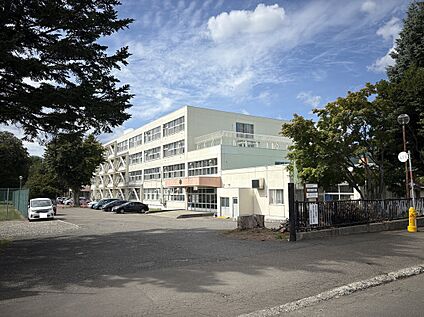 真駒内曙中学校 徒歩18分