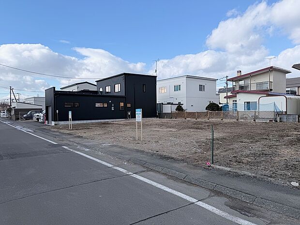 【右から撮影】前面道路が8mあり、冬道も安心です（2026年1月撮影）