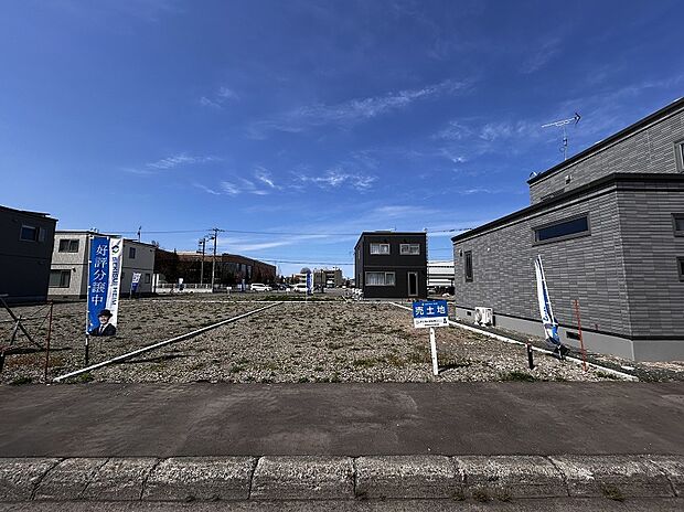 【【区画22】正面右側】159.30m2（48.18坪）、奥行きは18.407mです。幅員10mの公道に接しています（2025年4月撮影）