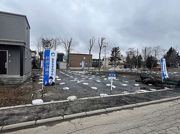 【左から撮影】徒歩圏内にコンビニやドラッグストアがある便利な立地(2025年4月撮影)