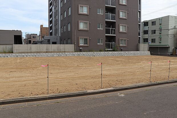 【【区画3】左から撮影】小学校まで徒歩7分で子育て世帯におすすめ(2026年6月撮影)