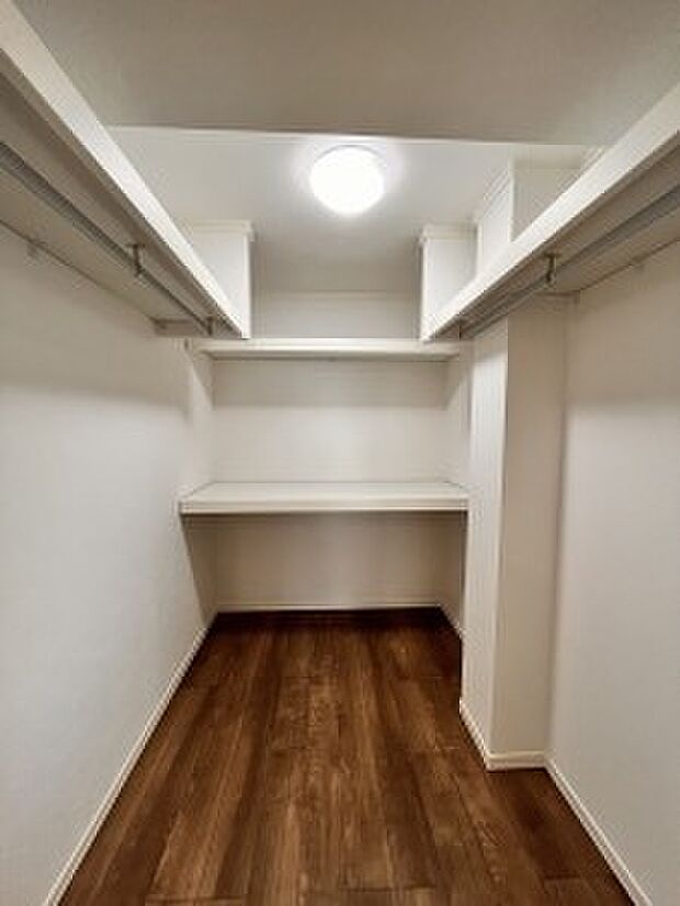 【WIC】主寝室に隣接したウォークインクローゼットは収納量豊富です(2023年11月撮影)