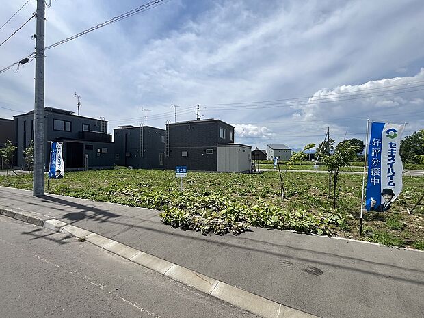 【【区画1-3】左から撮影】間口が11.6mあり、お車2台を並列で駐車できます(2025年6月撮影)