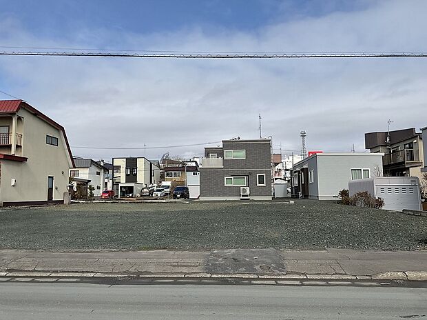 【区画全体】縁石も切り下がっており、車の出し入れがスムーズ◎（2025年4月撮影）