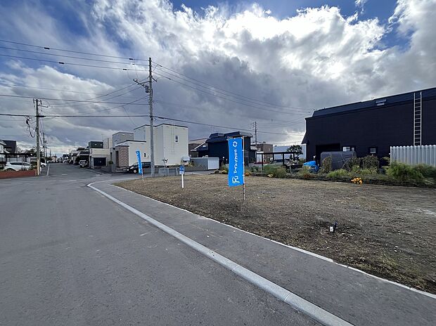 【【No.2-6】北から撮影】前面道路が8m以上あり、冬の道も安心です！（2025年10月撮影）