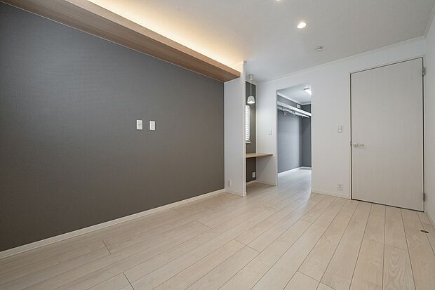 【主寝室】間接照明とアクセントクロスによりやすらぎの空間を演出した主寝室(2025年1月撮影)