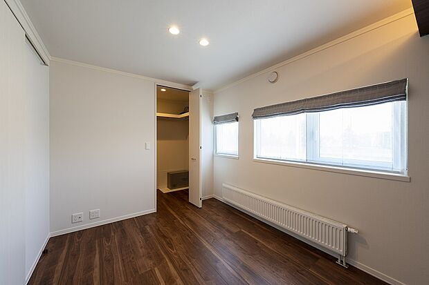 【【No.2-8】主寝室】日当たり良好な主寝室。使い勝手の良い間取です(2023年5月撮影)