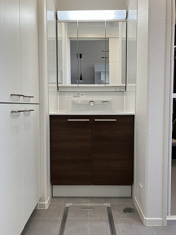 【サニタリー】収納も完備したサニタリーには衣類の収納や洗剤のストックも可能です（2023年2月撮影）