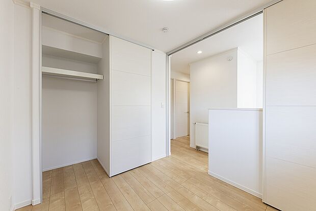 【洋室1】4.1帖の洋室1。お子様のプレイルームや物干しスペースとしてもご利用いただけます(2024年3月撮影)