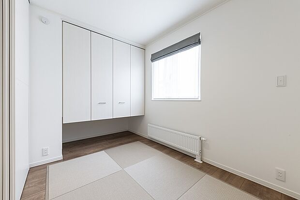 【タタミルーム】フロートタイプの収納を備えたタタミルーム。お布団なども収納できる奥行きです◎（2024年8月撮影）