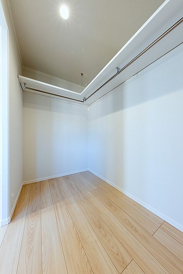 【玄関クローク】土間続きの玄関クローク。三輪車や折りたたんだベビーカー等も収納いただけます(2025年2月撮影)