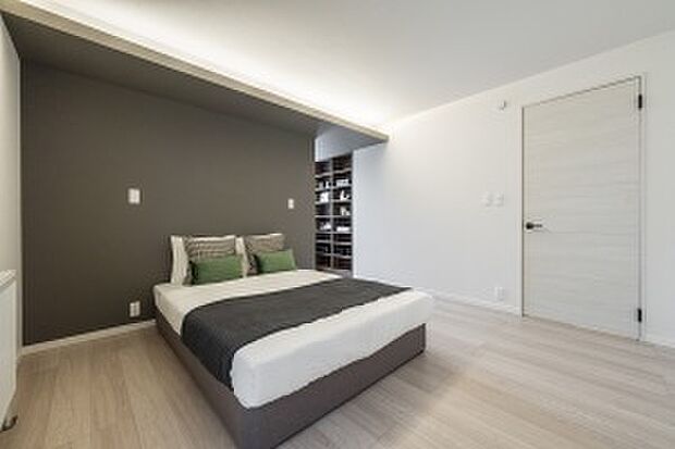 【主寝室】8.3帖の広々とした主寝室。ダブルベッドが備え付けです（2024年12月撮影）