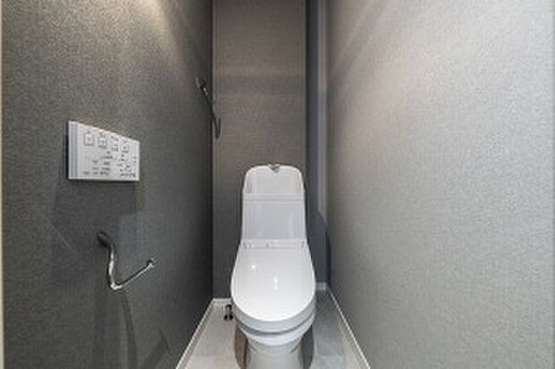 【2階トイレ】あえて照明を落とし、くつろぎの空間を演出した2階トイレ（2024年12月撮影）