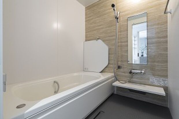 【バスルーム】1日の疲れを癒す1坪タイプのバスルーム（2024年12月撮影）