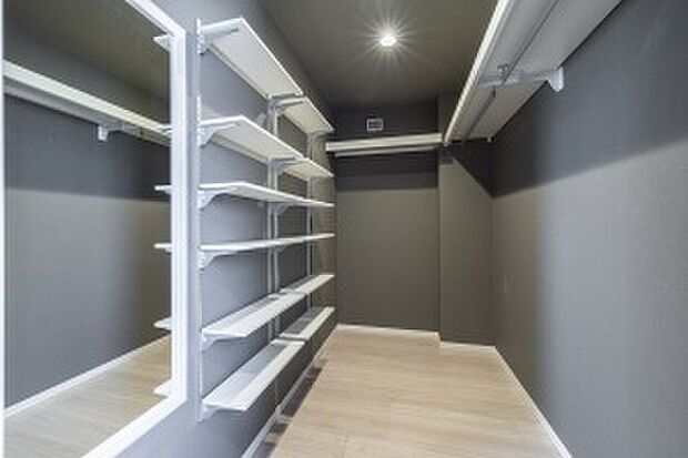 【主寝室内WIC】ダークグレーのクロスをセレクトしたWIC。姿見付きでコーディネートを確認できます（2024年12月撮影）