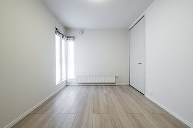 【洋室2】6.1帖の洋室2。お子様のお部屋にちょうどいい広さです（2024年12月撮影）