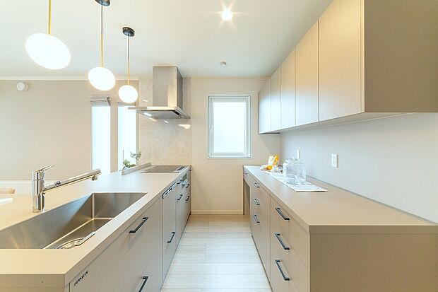 【キッチン】お手入れのしやすいIH採用!家事の時短に役立つ食器洗い乾燥機付きです(2024年4月撮影)