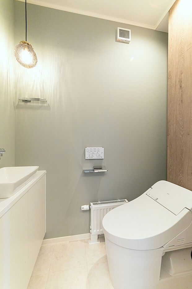 【1階トイレ】LDKのカラーに合わせコーディネートした照明が印象的な1階トイレ(2024年4月撮影)