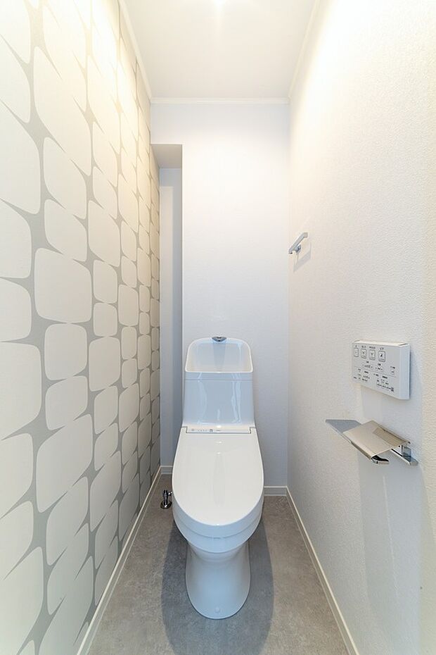 【2階トイレ】アクセントクロスが可愛らしい印象の2階トイレ（2024年4月撮影）