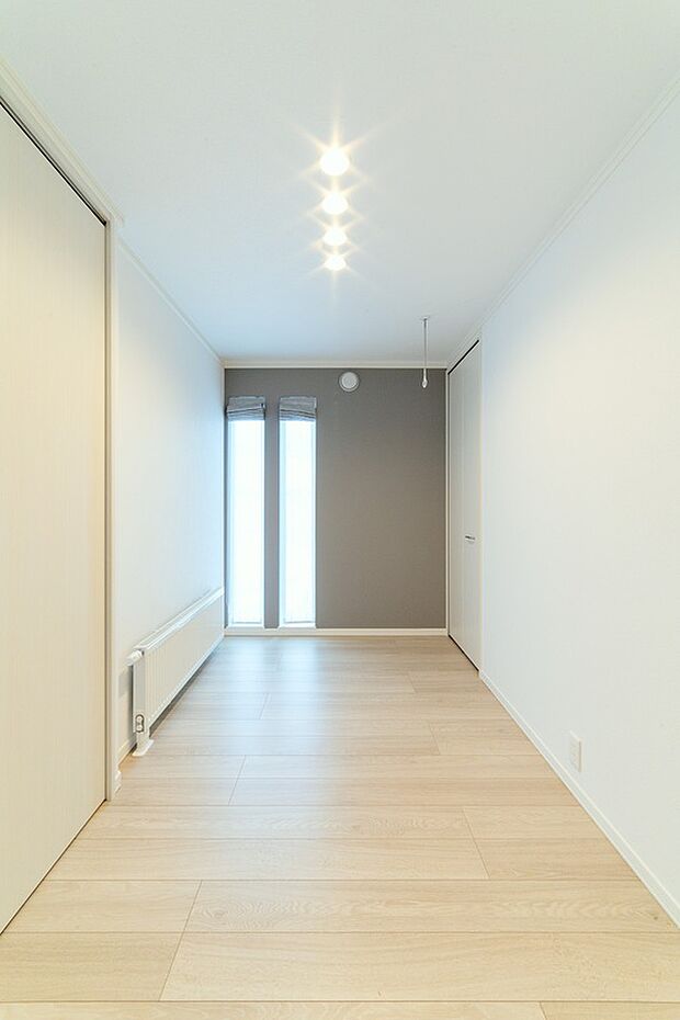 【洋室1】約4.4帖の洋室1。物干しスペースやプレイルームとして活用いただけます(2024年4月撮影)