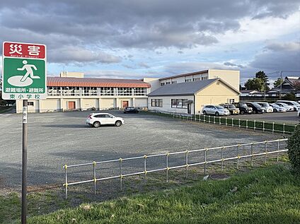 東小学校 徒歩9分