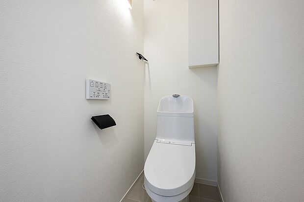【2階トイレ】収納を備えた2階トイレ。タオル掛けもご用意しております（2024年3月撮影）