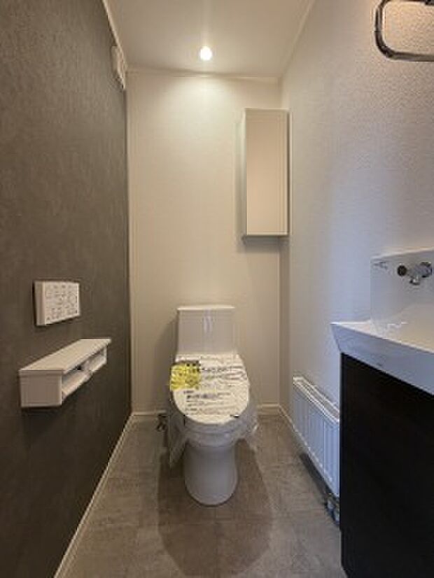 【1階トイレ】アクセントクロスが目を引く1階トイレ（2026年1月撮影）