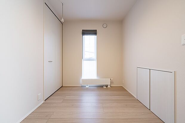 【洋室1】4帖の洋室1は、物干しスペースやプレイルームとして◎収納を2カ所備えております（2024年11月撮影）